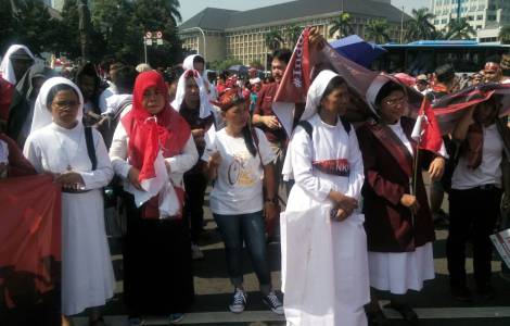 Marchan y oran por la paz en Indonesia