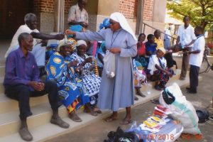 Hasta Tanzania 30 bicicletas, rosarios, libros para el apostolado de Fátima
