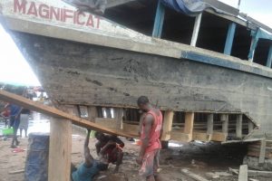 República Democrática del Congo: Reparación de un barco mensajero de fe