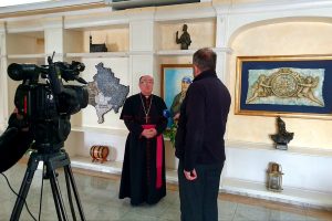 Kosovo: Equipo técnico para las retransmisiones televisivas desde la catedral de Pristina