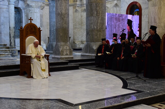 Papa Francisco En la gran Iglesia Sirio-Católica Al-Tahira (Iglesia de la Inmaculada Concepción) durante su visita a Qaraqosh (Baghdeda).