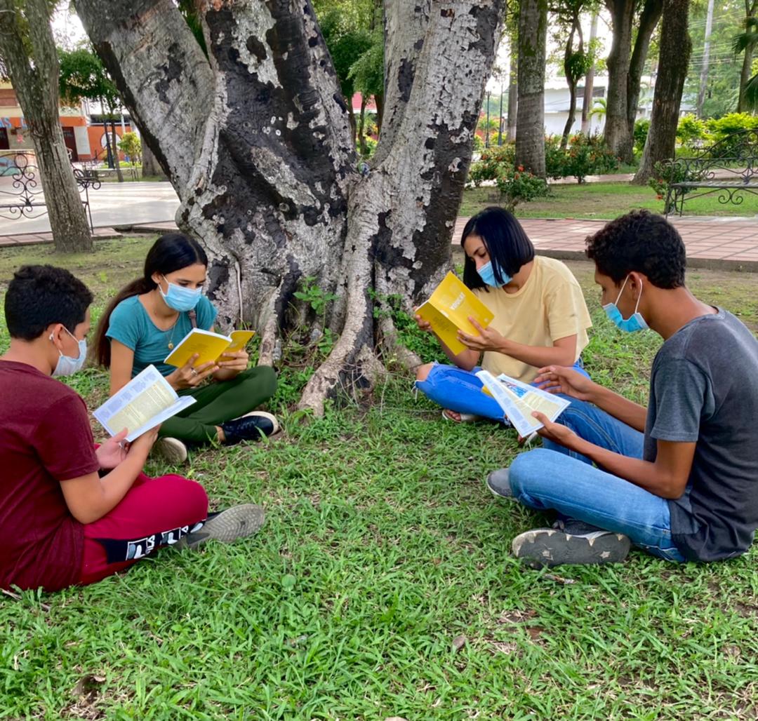 Venezuela: Biblias y catecismos para la catequesis juvenil