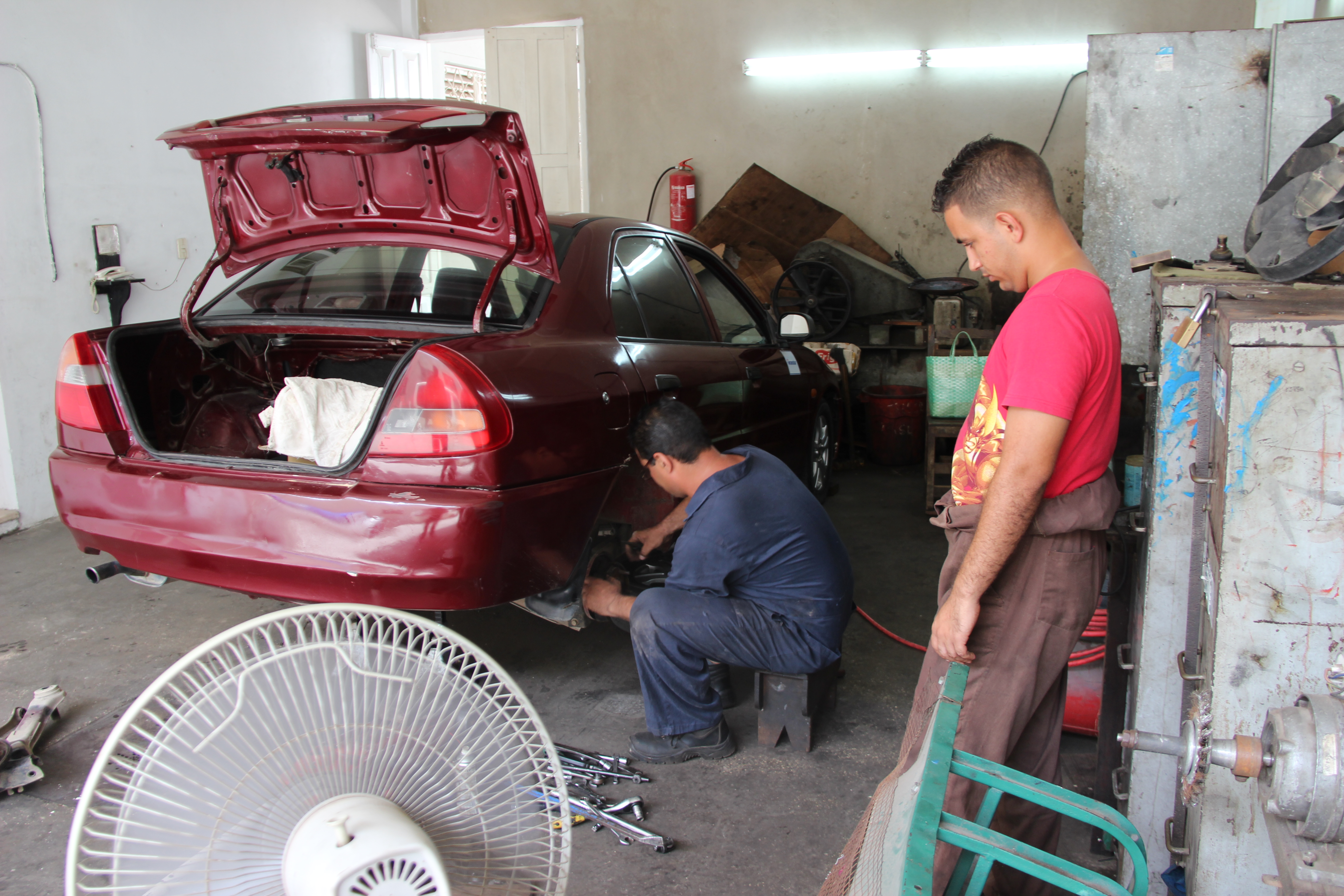 Cuba: Ayuda a la reparación de coches para la labor pastoral