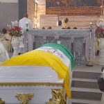 Nigeria: Miles de personas se reúnen para rendir un emotivo homenaje al P. Isaac Achi