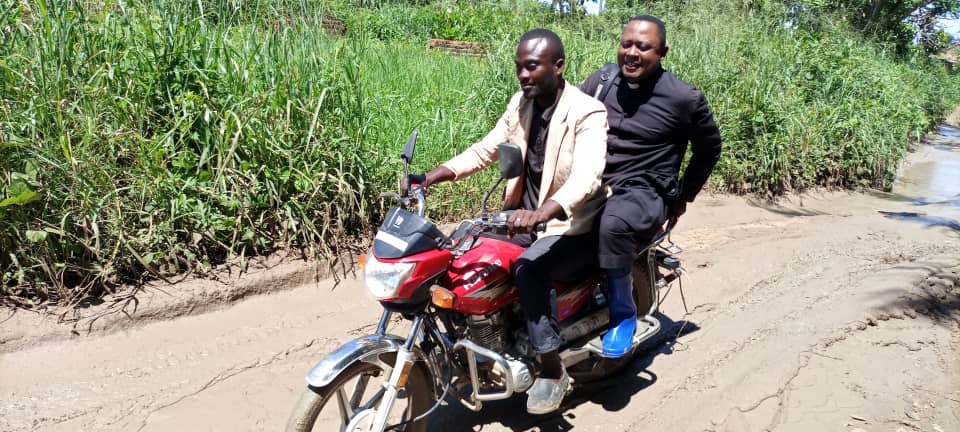 Burundi: Un coche para seguir la misión