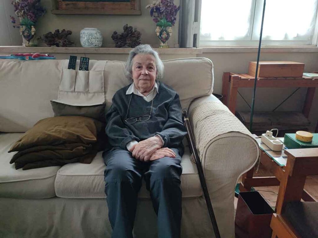 Una benefactora de 97 años vende arte sacro para ayudar a los cristianos que sufren