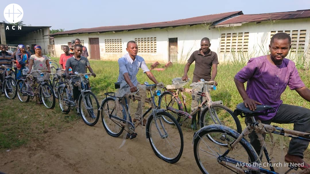 Congo: Motocicletas para futuros seminaristas en Kasongo