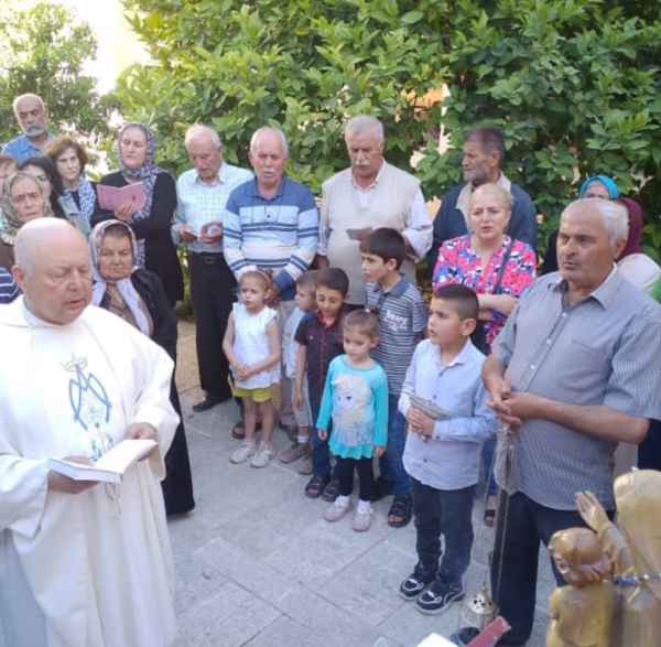 Mons. Hanna Jallouf, con un grupo de fieles en Alepo, Siria. (ACN)