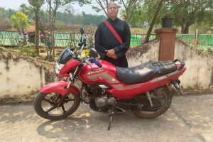 Dos motocicletas para sacerdotes en una parroquia remota de la India