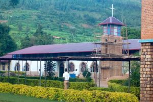 Renovación y ampliación de una capilla en Ruanda