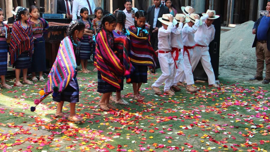 Personas en procesión en Guatemala – ACN