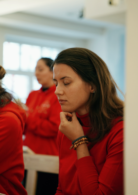 Mujer rezando durante la RedWeek