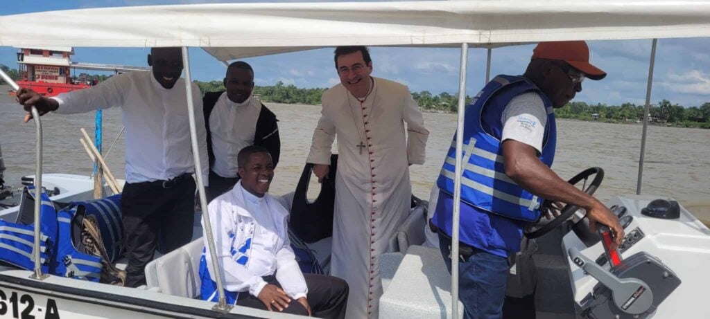 Sacerdote en Bote