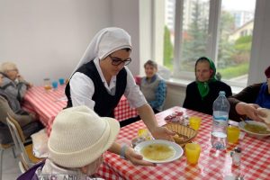 Ayuda al sustento para 22 religiosas y un religioso