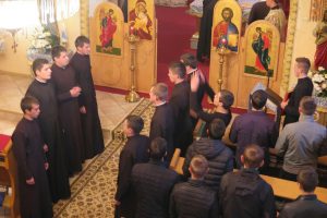 Ayuda a la reparación del sistema solar de calentamiento de agua del seminario mayor de Uzhhorod