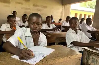 Niños estudiando en Nigeria