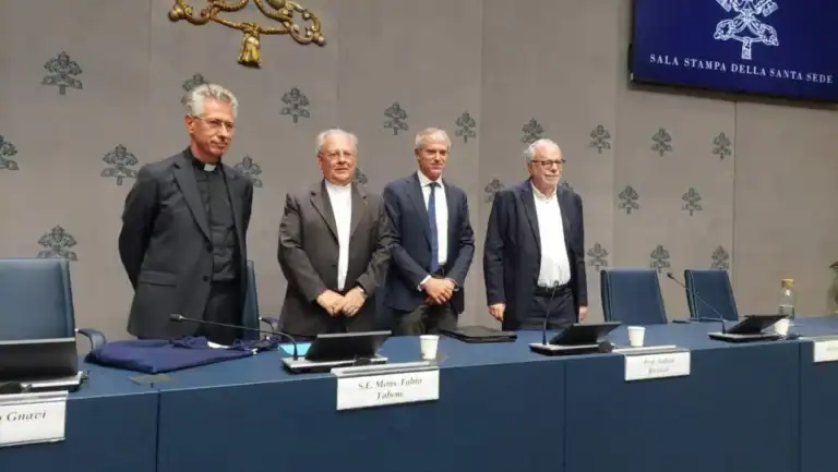 comisión vaticana formada por historiadores, teólogos y otros expertos