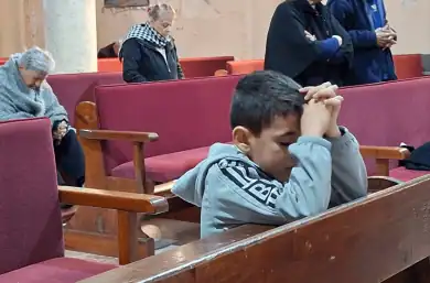 Niño rezando en Palestina