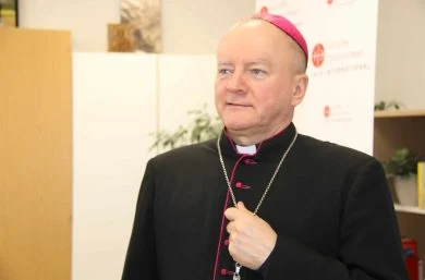 El obispo Jan Sobilo durante su visita a ACN