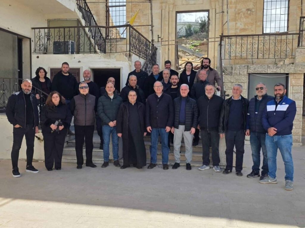 El P. Charles Naddaf y una delegación en Yaroun