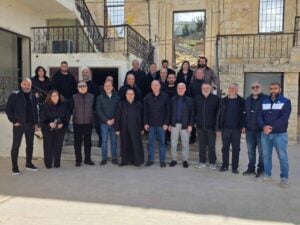 El P. Charles Naddaf y una delegación en Yaroun