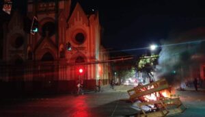 Chile: manifestantes incendiaron los bancos de una iglesia, en diciembre de 2019.