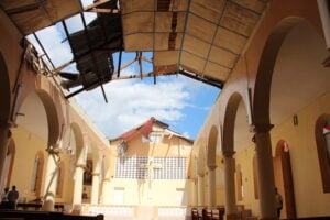 Iglesia parroquial de Cavaillon, cuyo tejado ha sufrido graves daños a causa del huracán Matthew.