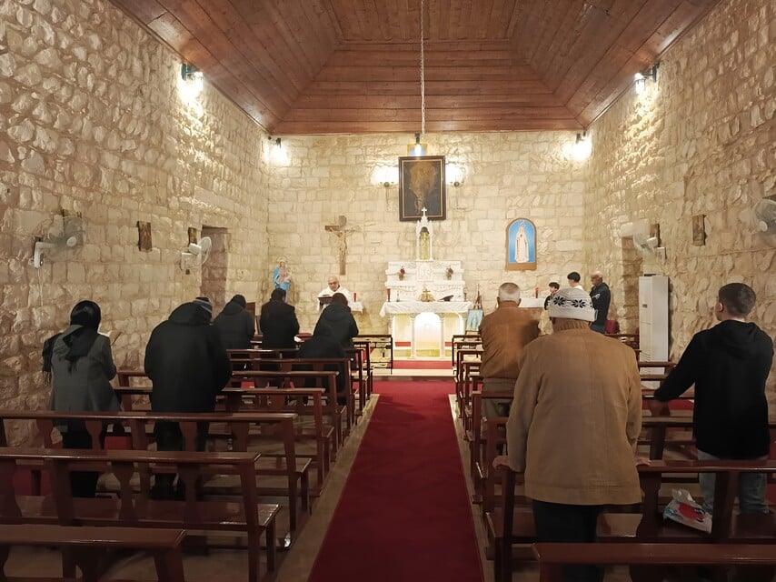 Padre Youssef Semaan ofreciendo misa en Líbano