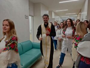 En Ucrania, el padre Taras Viliura durante su servicio como capellán de hospital en Ivano-Frankivsk.