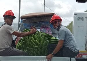 Personas desde Caracas, Venezuela llevando alimentos a La Guaira.
