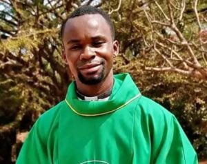 Padre Crépin Martial Monga, vicaria de la parroquia católica de San Juan Bautista en Zémio.