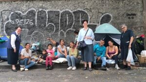 Venezuela. Hermanas Discípulas del Divino Maestro durante la entrega de medallas de la Divina Pastora a rescatistas.