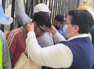 Venezuela, Hermana Bernardita Meraz (Hermanas Discípulas del Divino Maestro) durante la entrega de medallas de la Divina Pastora a rescatistas y víctimas del terremoto.