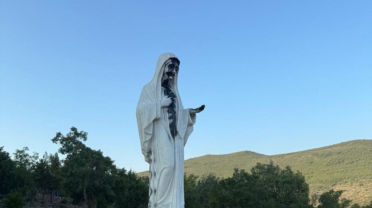 Iglesia atacada en Medjugorje. La imagen de una la Virgen María fue profanada.