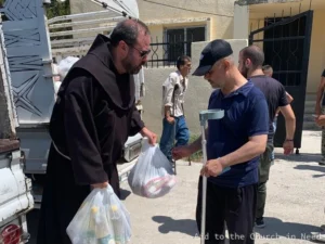 Siria. Padre Fadi Azar distribuyendo ayuda tras el terremoto de 2023.