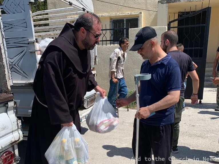 Siria. Padre Fadi Azar distribuyendo ayuda tras el terremoto de 2023.