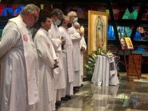 México. Misa en memoria del padre Joaquín Mora y el padre Javier Campos, dos sacerdotes mexicanos asesinados (2022) por presuntos miembros de un cártel de la droga.
