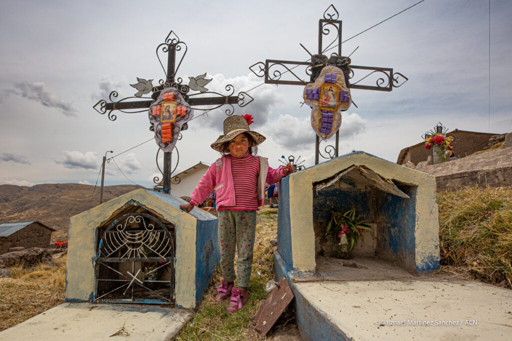 Perú. Una niña después de la misa por todos los difuntos en el cementerio de la aldea de Kaino.
