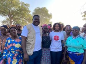 Visita de Patience Ibile para ACN a un campo de refugiados en la diócesis de Markurdi, Nigeria, 2023.