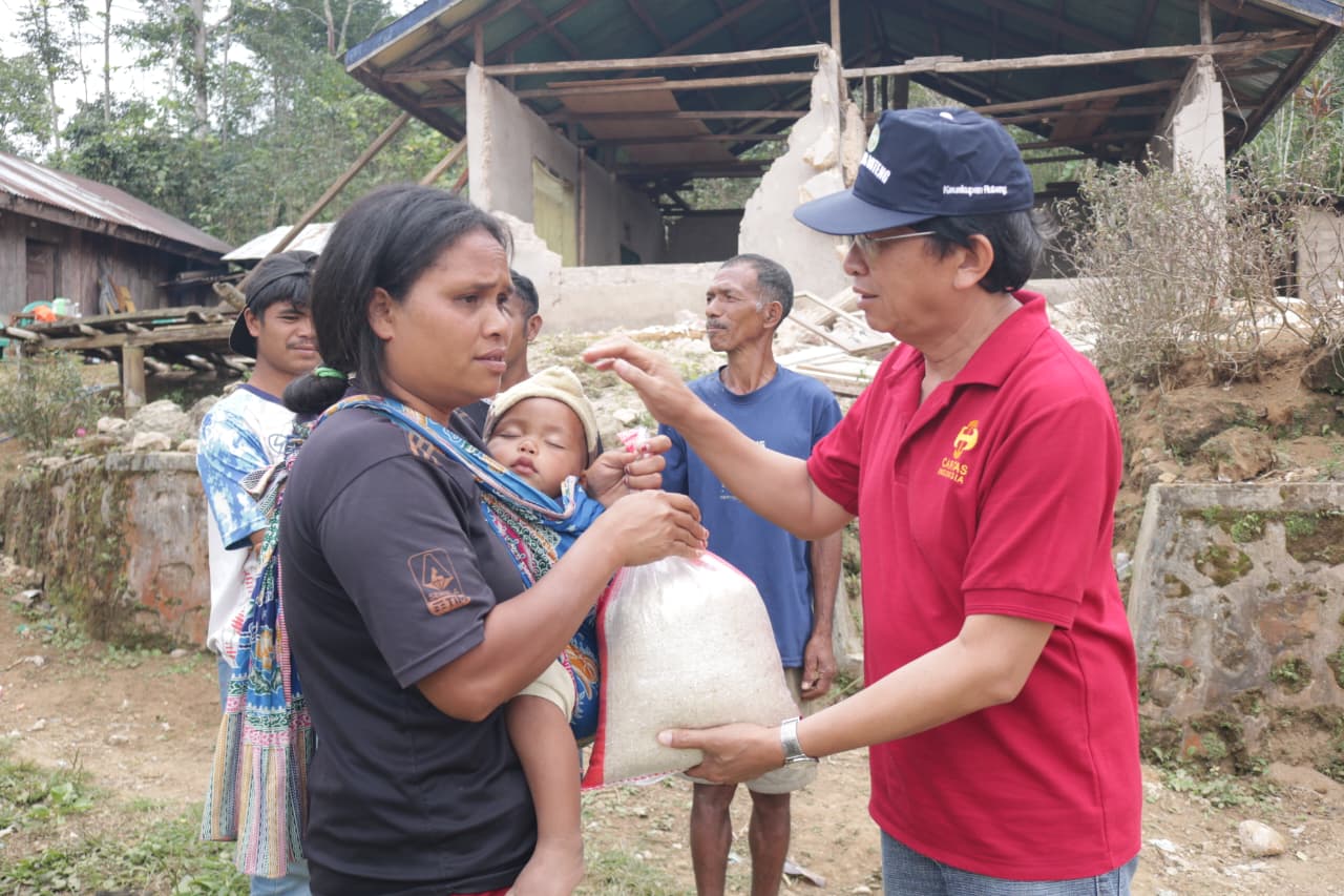 Terremoto en Indonesia, 15 de agosto de 2026. Ayuda alimentaria para las víctimas del terremoto. Aldea de Nceang, parroquia de Tilir.