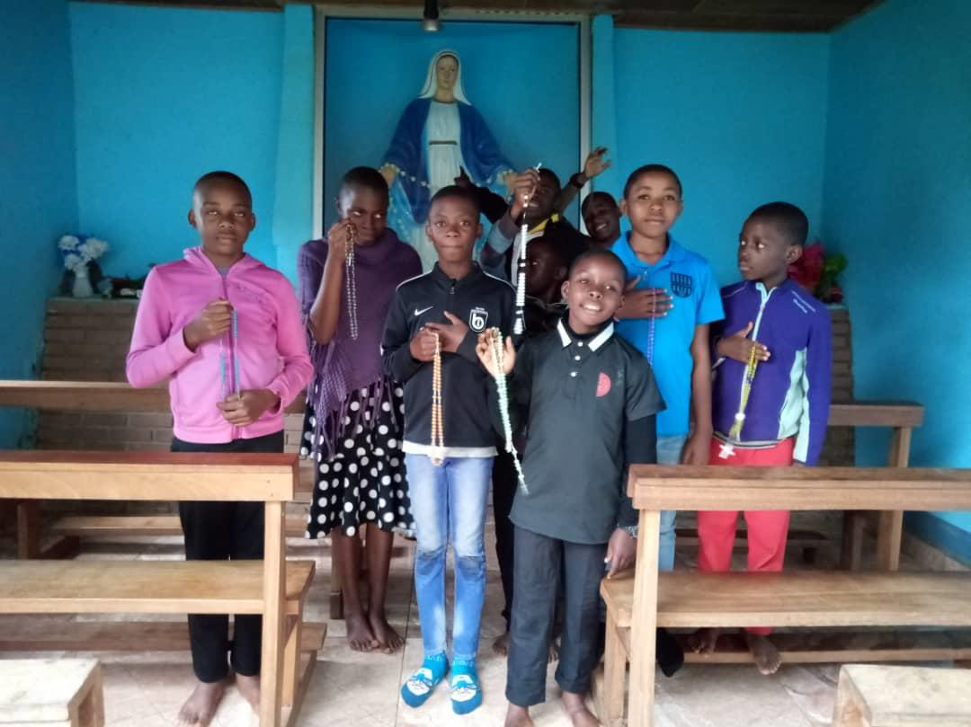 Niños de Camerún participan en la campaña de oración de la ACN "Un millón de niños rezando el Rosario" 2021.
