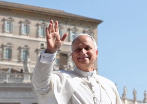 El Papa León XIV saludando a la multitud en la Plaza de San Pedro, Ciudad del Vaticano, 2025.