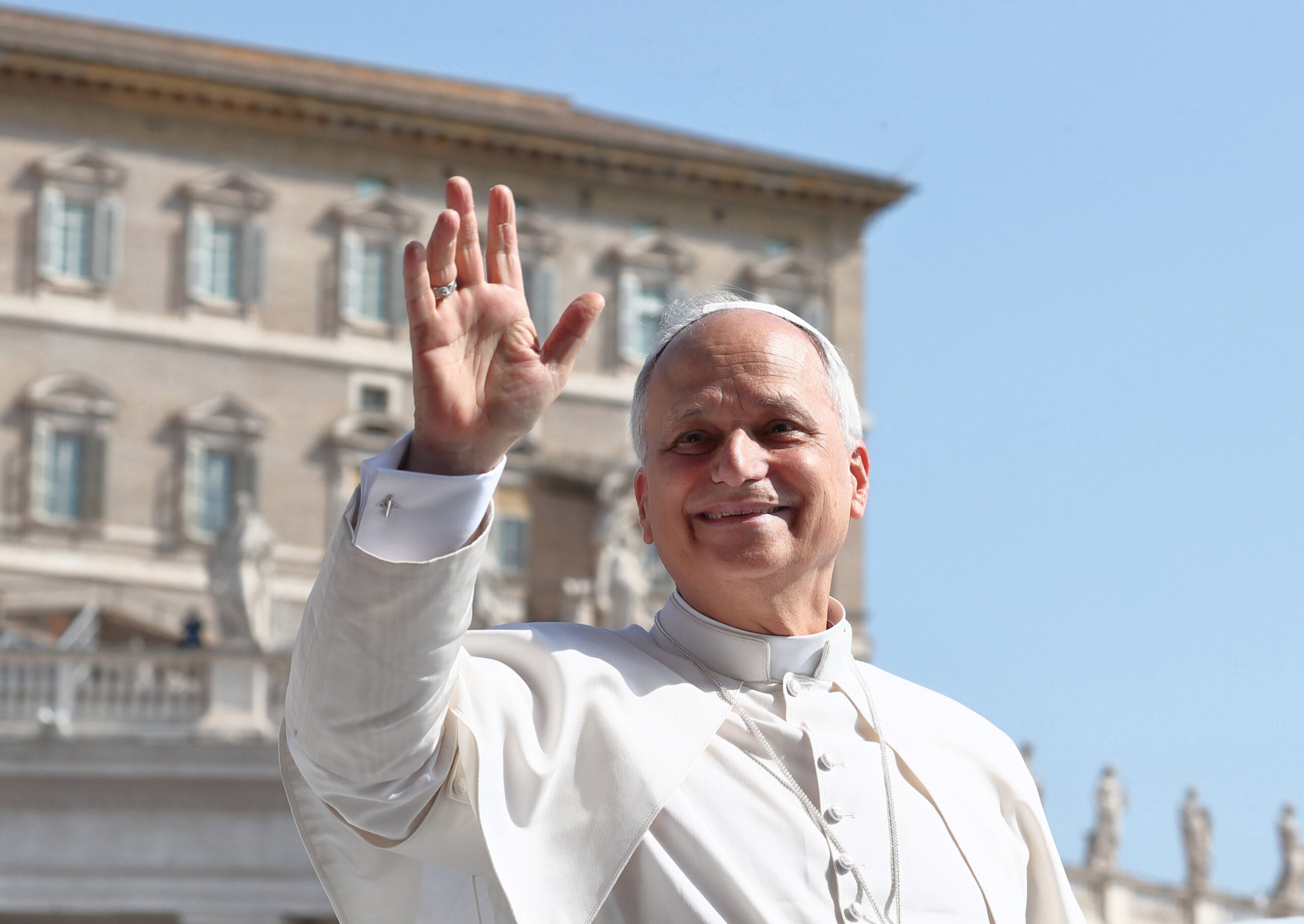 El Papa León XIV saludando a la multitud en la Plaza de San Pedro, Ciudad del Vaticano, 2025.