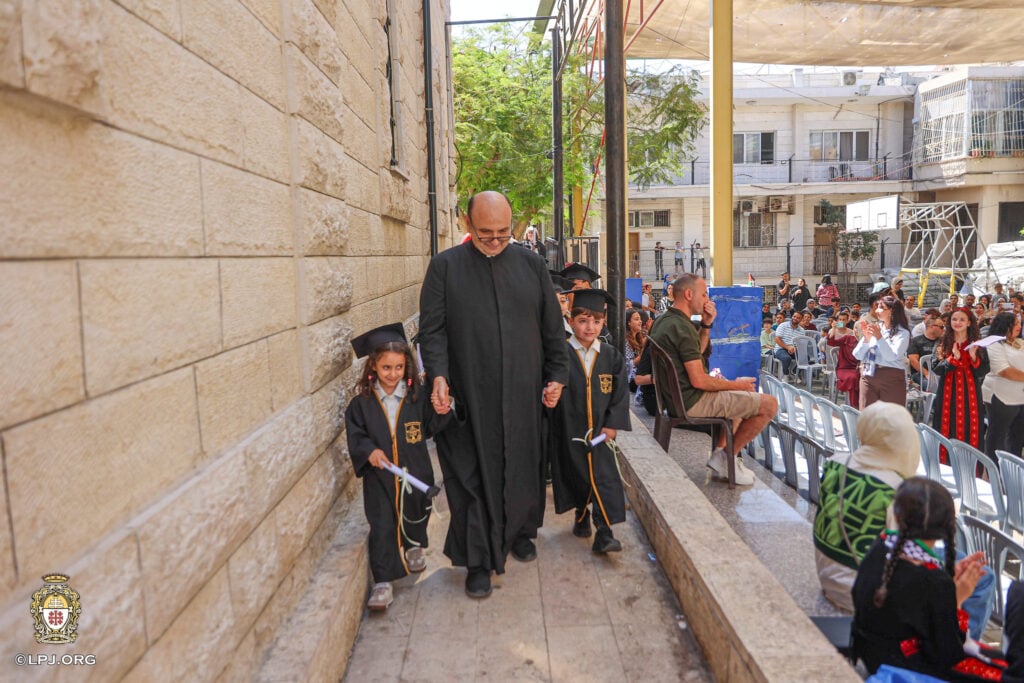 Una escuela católica de Gaza reabre sus puertas para 1,000 alumnos tras casi tres años de guerra.