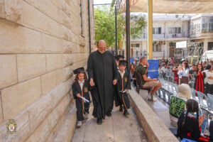 Una escuela católica de Gaza reabre sus puertas para 1,000 alumnos tras casi tres años de guerra.