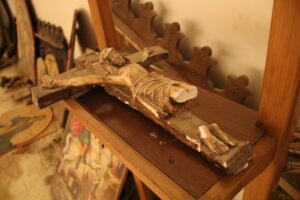 Cristianos perseguidos. Cruz destruida en la iglesia griega melquita de San Jorge en Maluola.