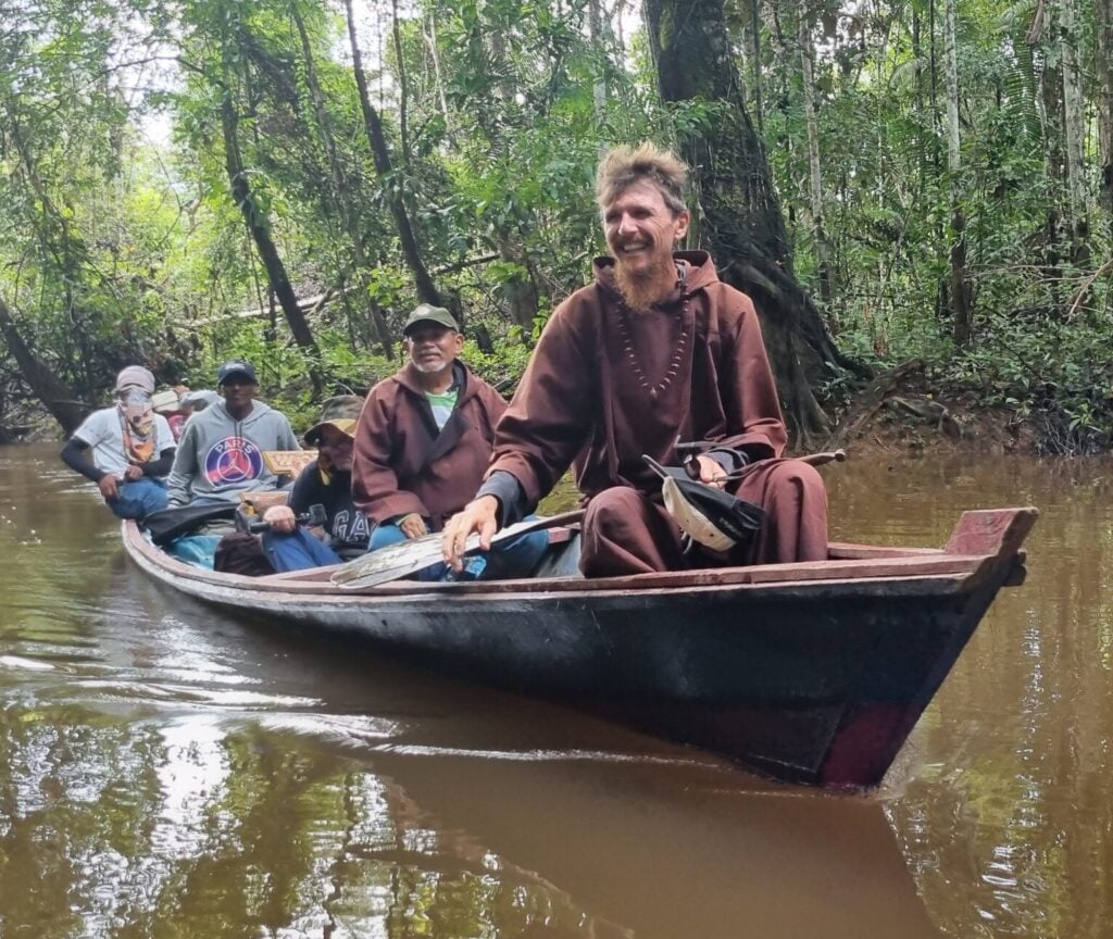 Fray Paolo Braghini en su labor pastoral con los indígenas ticuna en la Amazonía brasileña.