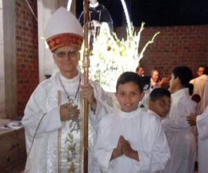 Papa León XIV. Santiago (derecha) como monaguillo junto al Papa León XIV (izquierda) durante su estancia en Perú como obispo de la diócesis de Chiclayo (de 2015 a 2023).