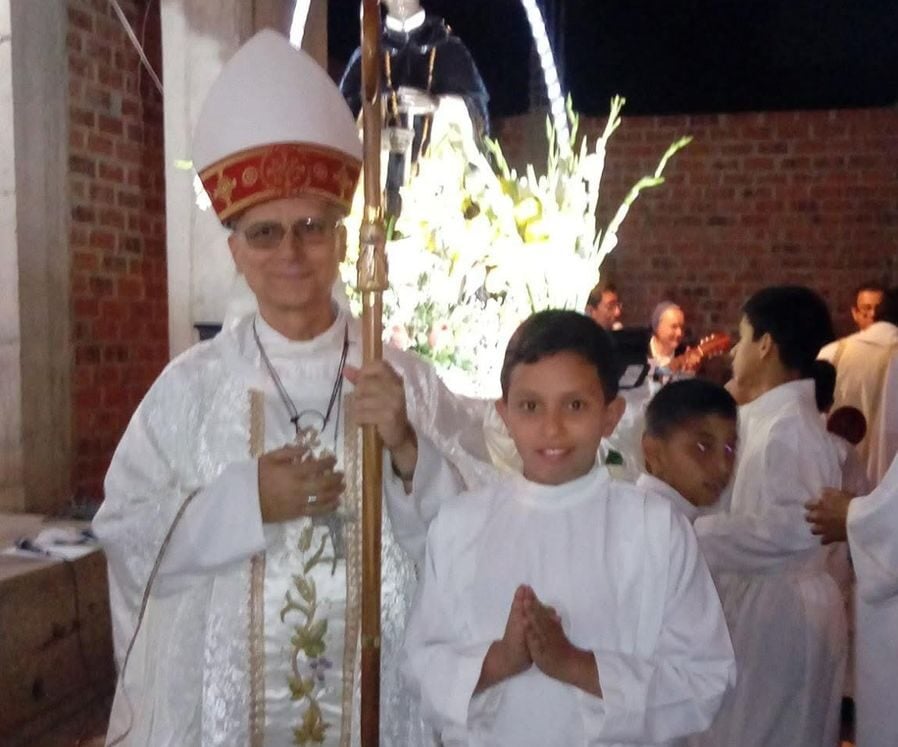 Papa León XIV. Santiago (derecha) como monaguillo junto al Papa León XIV (izquierda) durante su estancia en Perú como obispo de la diócesis de Chiclayo (de 2015 a 2023).