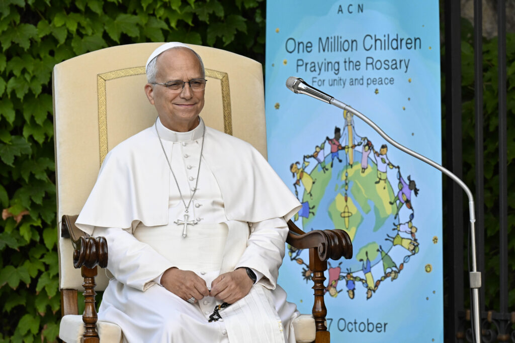 Papa León XIV en la campaña Un millón de niños rezando el rosario 2026. En la Gruta de Lourdes, en los Jardines Vaticanos.